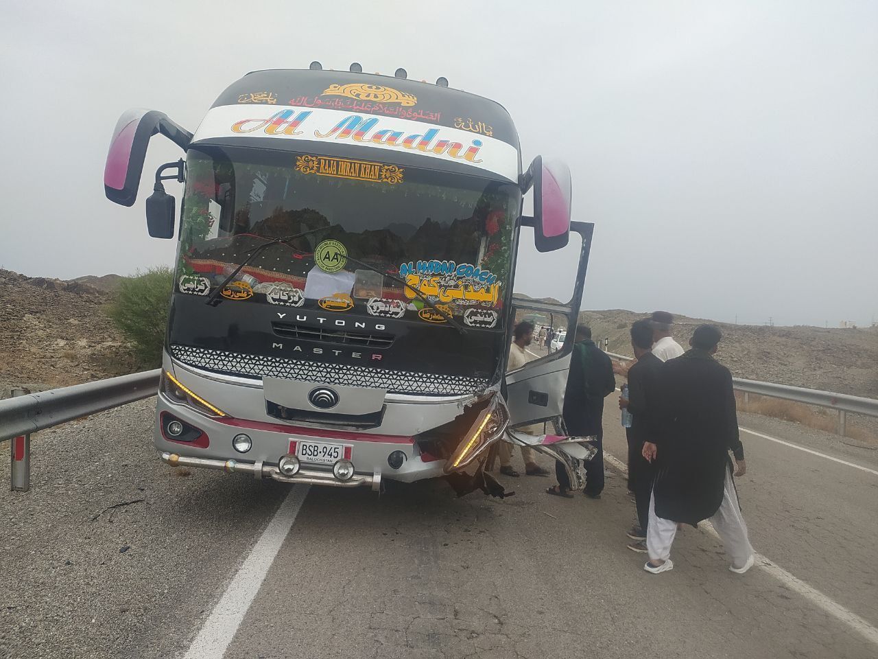 حادثه برخورد خودرو سواری با اتوبوس زائران ۵۳ مصدوم برجای گذاشت