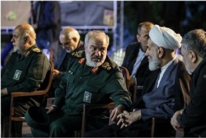 حضور سردار قاآنی در مراسم استقبال از پیکر پاک شهید نیلفروشان در تهران