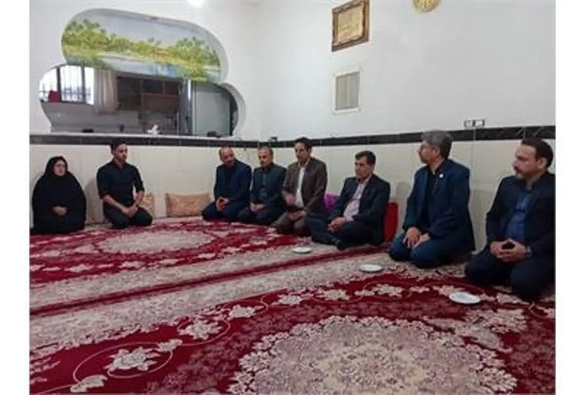 نماینده وزیر کار با خانواده کارگران جان‌باخته حادثه معدن طبس دیدار کرد