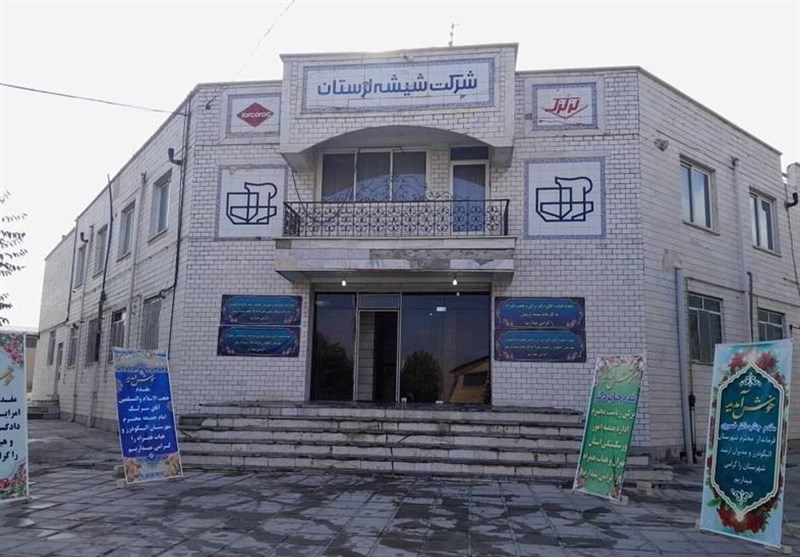 کارخانه شیشه لرستان با حداقل ظرفیت نیروی کار مشغول کار است