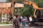 پاسخ شهرداری دزفول به قطع برق خود، با بیل مکانیکی