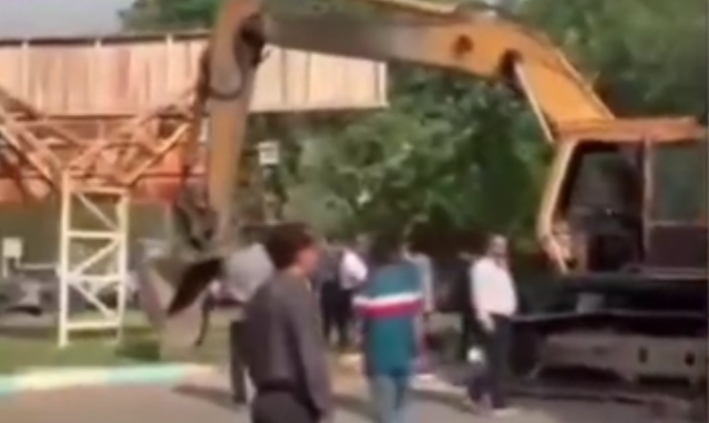 پاسخ شهرداری دزفول به قطع برق خود، با بیل مکانیکی