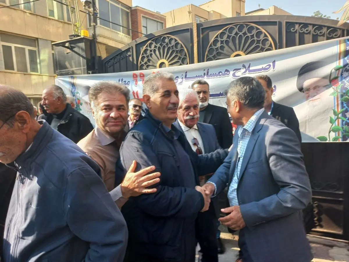 بازنشستگان فولاد در اصفهان و تهران تجمع کردند
