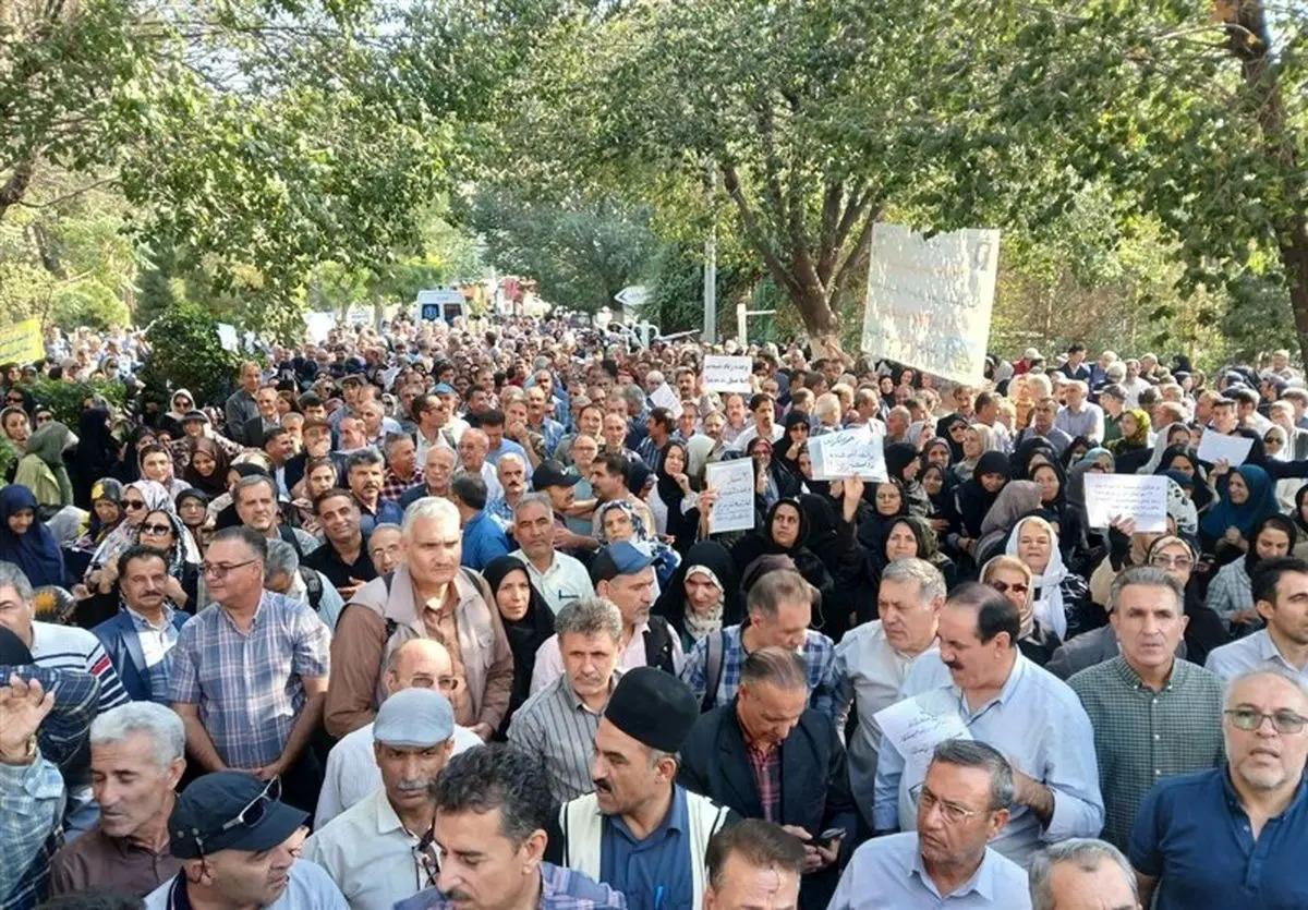 فرهنگیان بازنشسته مقابل مجلس تجمع کردند