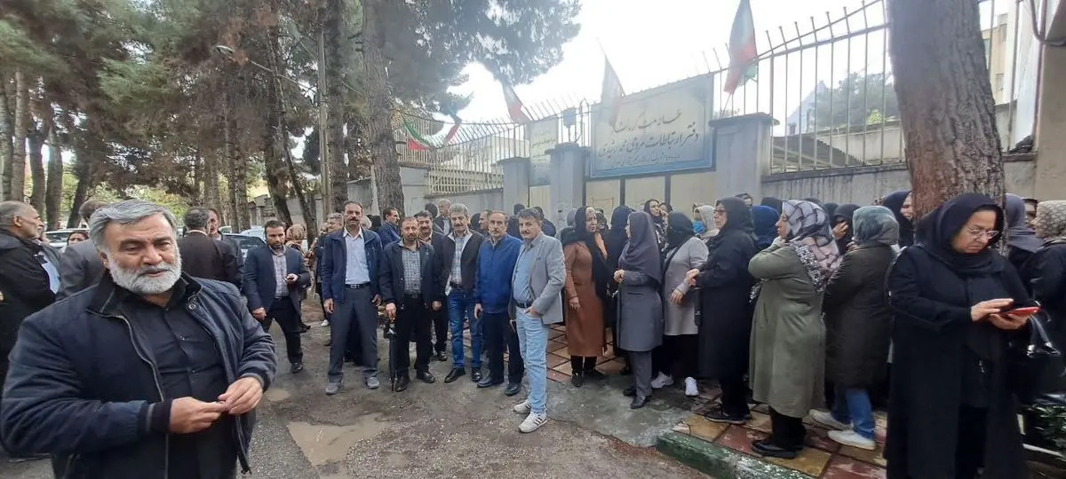بازنشستگان کشوریِ در کرمانشاه تجمع کردند