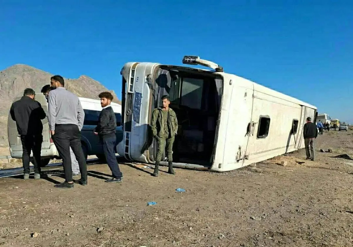 یک فوتی و ۱۱ زخمی بر اثر برخورد خودروی حامل کارگران «فولادآلیاژی یزد» با سواری