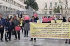 روز دوم تجمع کارکنان دفاتر سهام عدالت در تهران/ مسئولان پاسخگو نیستند