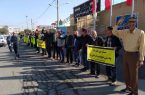 تجمع بازنشستگان کارگری شوش مقابل فرمانداری/ گرانی دلار امان‌مان را برید
