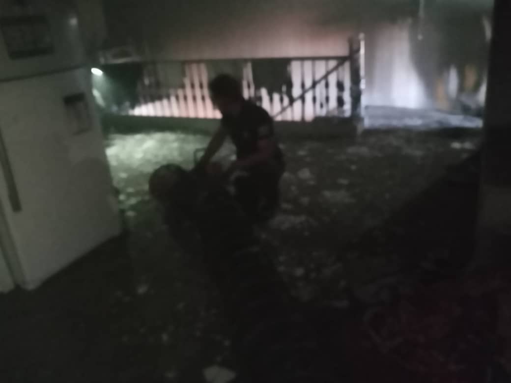 مصدومیت یک آتش‌نشان در حادثه آتش‌سوزی منزل مسکونی در شوش