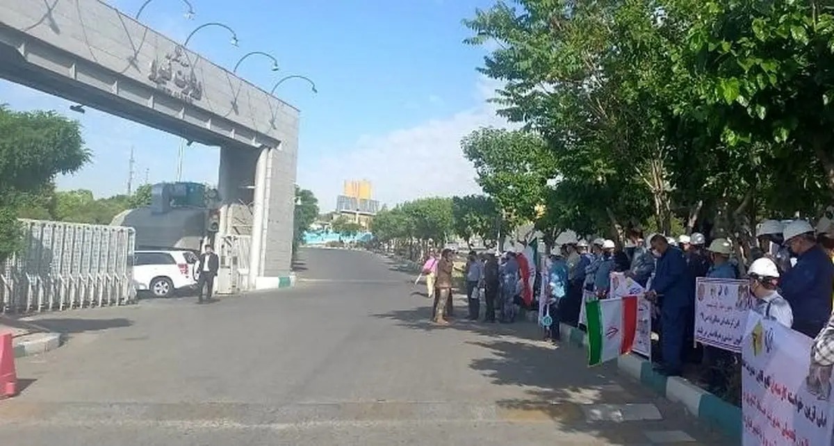 کارگران برق منطقه‌ای ‌برای تبدیل وضعیت استخدامی تجمع کردند