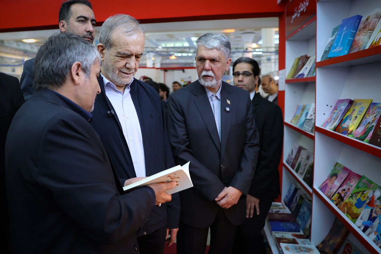 پزشکیان: کتاب‌ها باید بر اساس مسائل و نیاز روز جامعه نوشته شوند