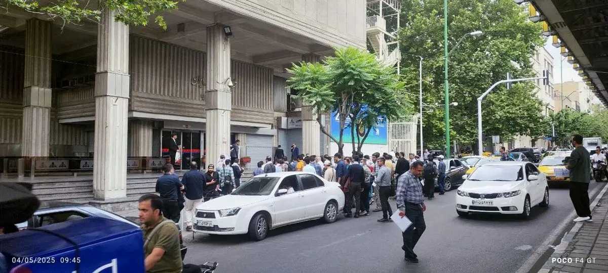 بخشی از نیروهای رسمی‌ نفت مقابل وزارتخانه تجمع کردند