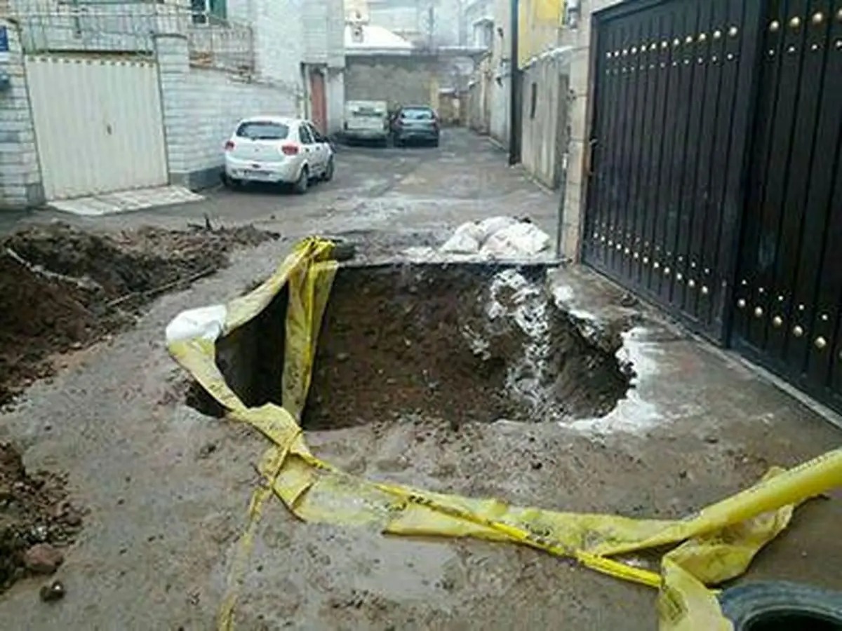 سقوط یک دستگاه خودروی تیبا بر اثر فرونشست زمین در کاشان