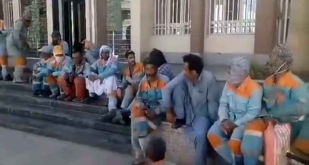 کارگران شهرداری منطقه دو زاهدان تجمع کردند