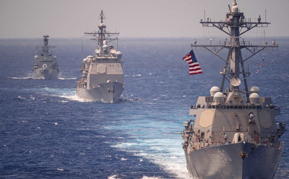 پرواز جنگنده‌های ونزوئلا بر فراز ناوشکن آمریکا