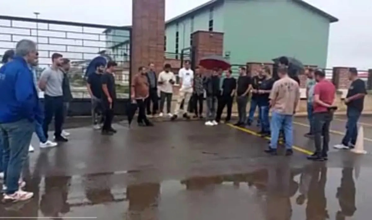 کارگران کارخانه گیل راد رشت به معوقات حقوقی خود اعتراض کردند