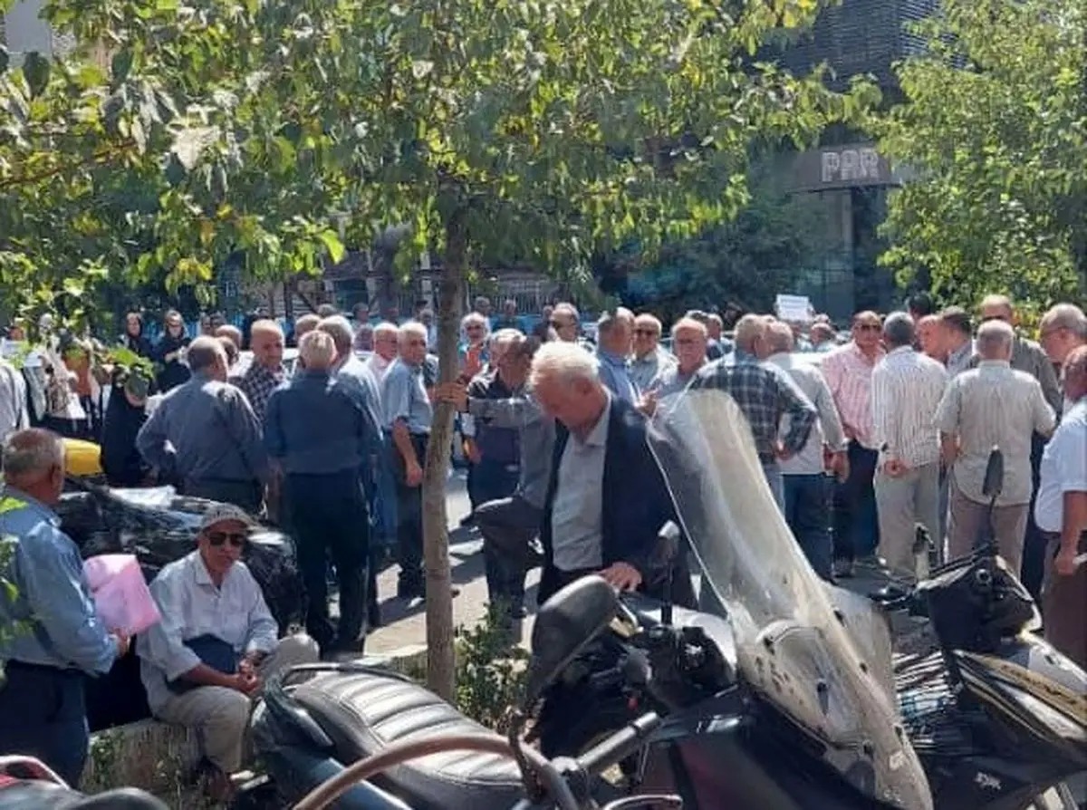 بازنشستگان صندوق فولاد علیه افزایش فرانشیز درمان تجمع اعتراضی کردند