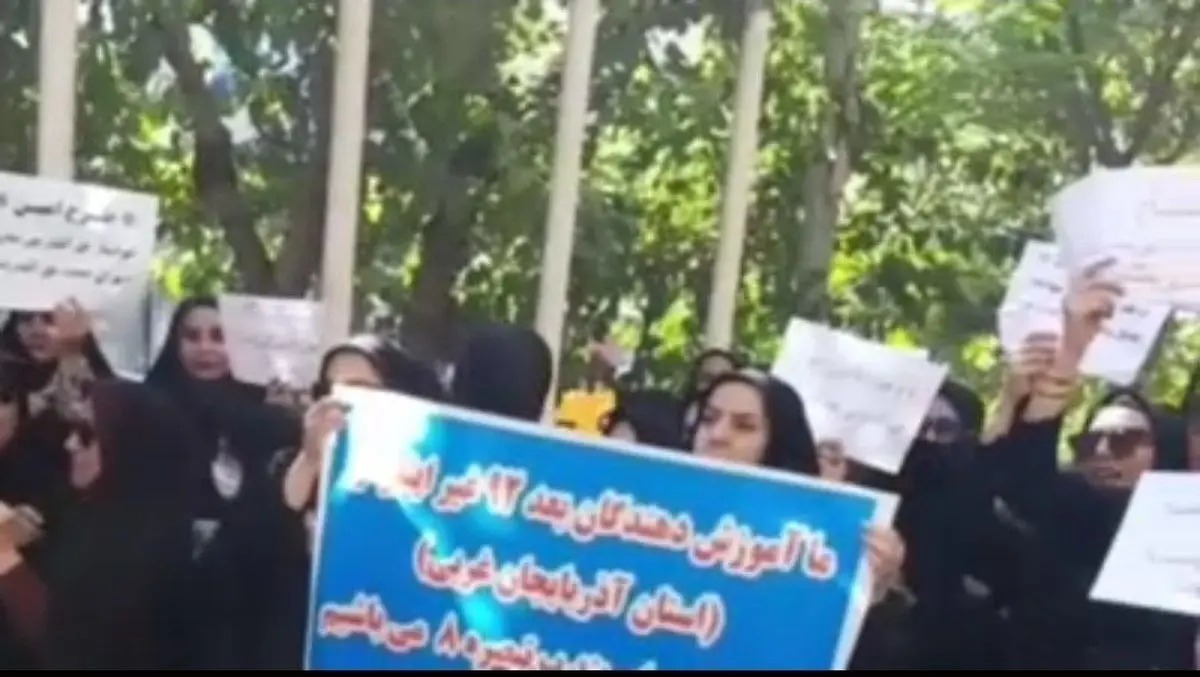 آموزش‌دهندگان نهضت سواد آموزی مقابل وزارت آموزش و پرورش تجمع کردند