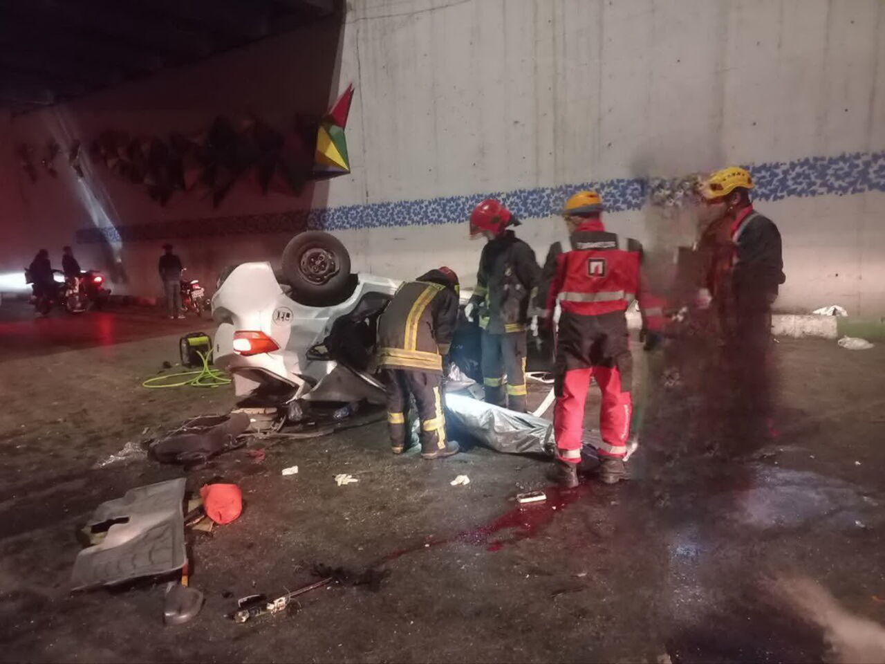 سقوط خودرو بر روی موتورسوار یک کشته و پنج مصدوم در مشهد برجا گذاشت