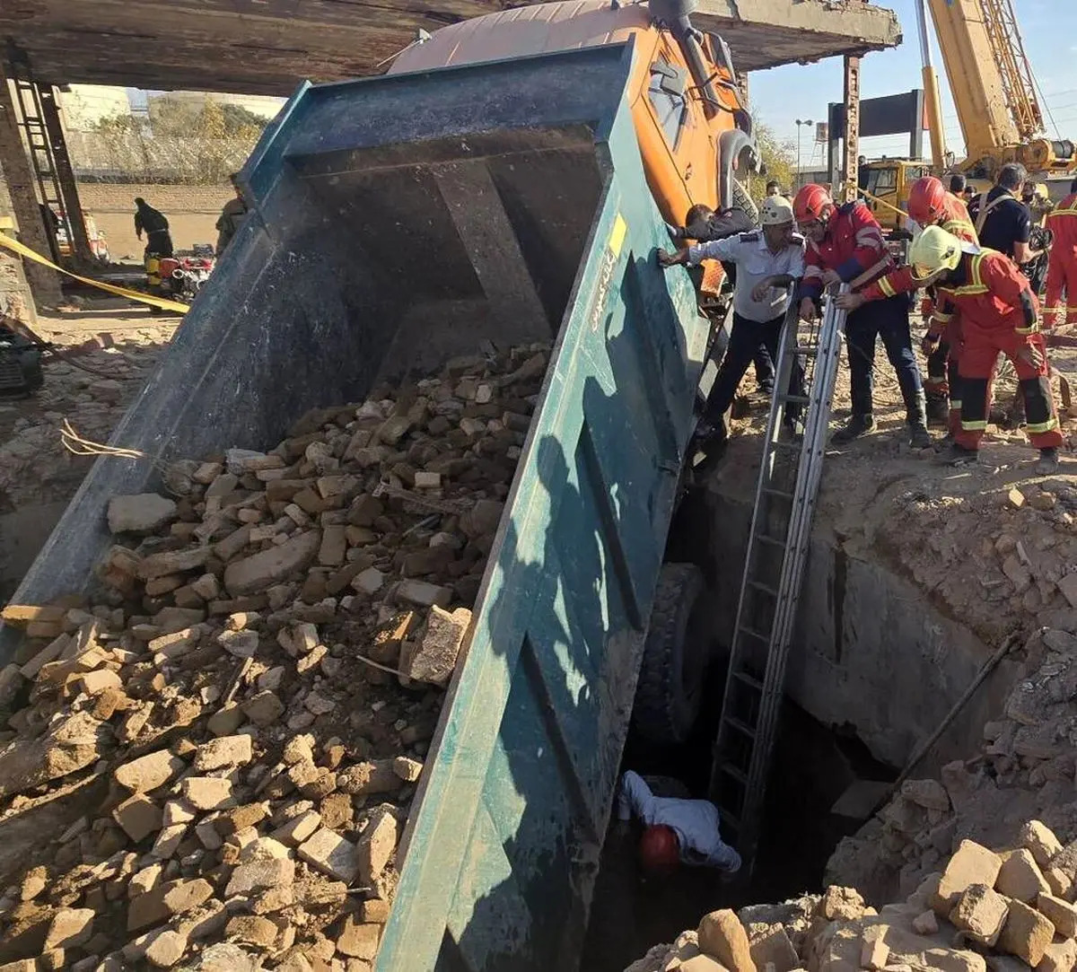 حادثه سقوط کامیون داخل گودال موجب جان باختن دو کارگر شد