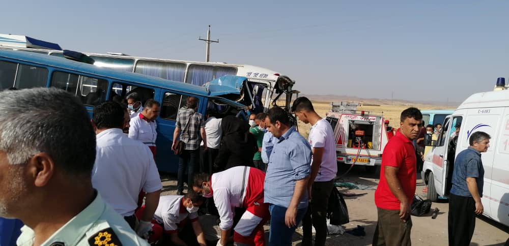 برخورد مینی‌بوس کارکنان یک شرکت با وانت در زرندیه یک کشته و ۱۵ مصدوم برجا گذاشت