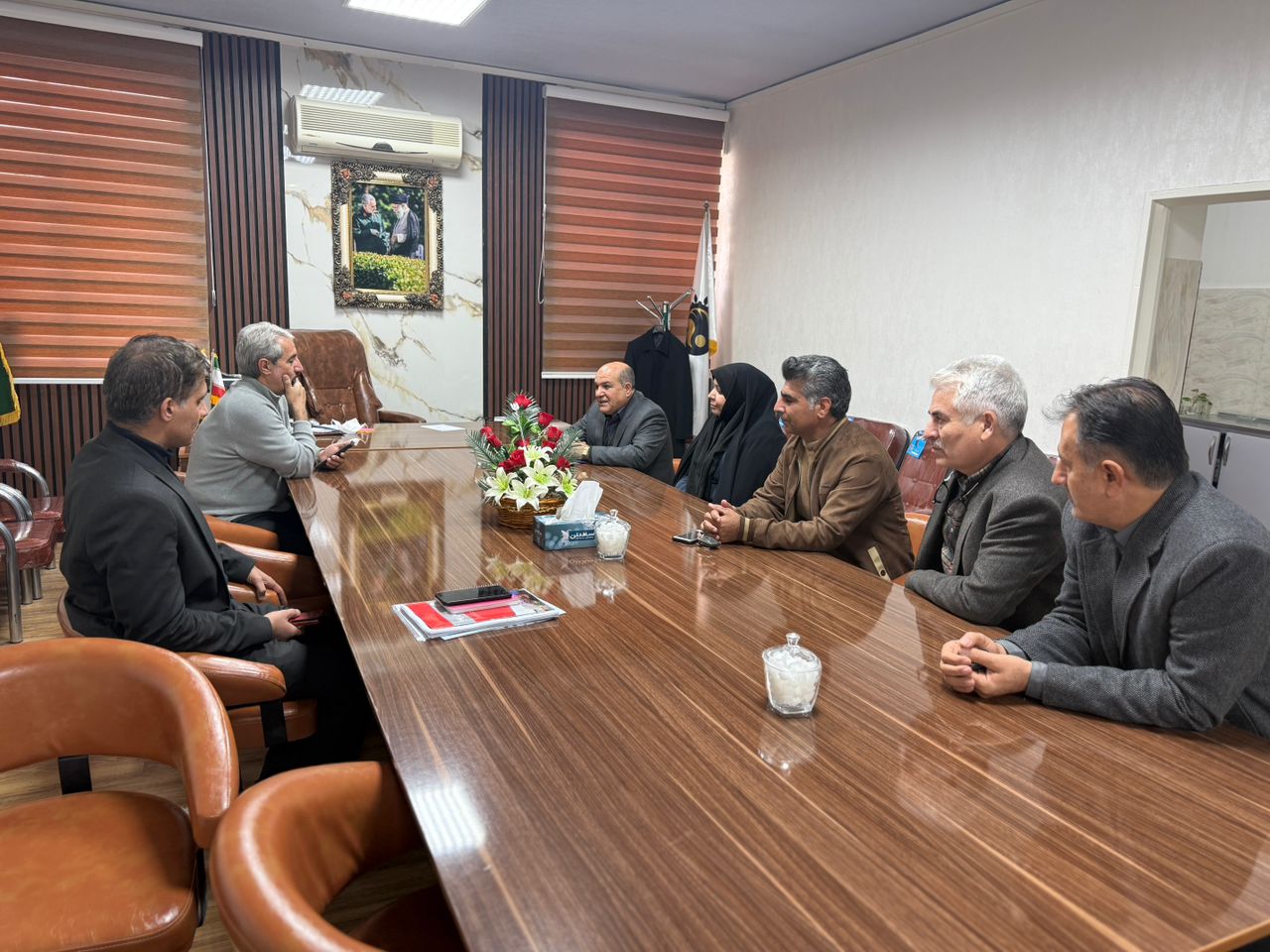 بررسی مشکلات کارگران در دفتر شهردار دلفان با حضور دبیر اجرایی خانه کارگر لرستان