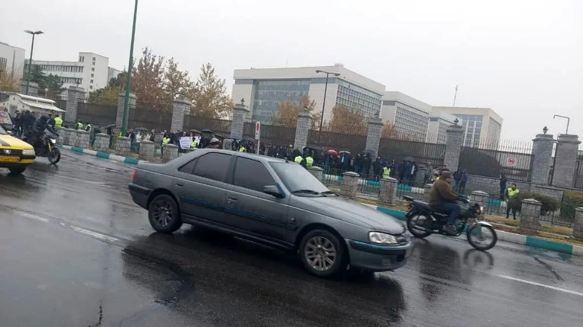 تجمع کارکنان سازمان بهزیستی استان‌های مختلف مقابل مجلس