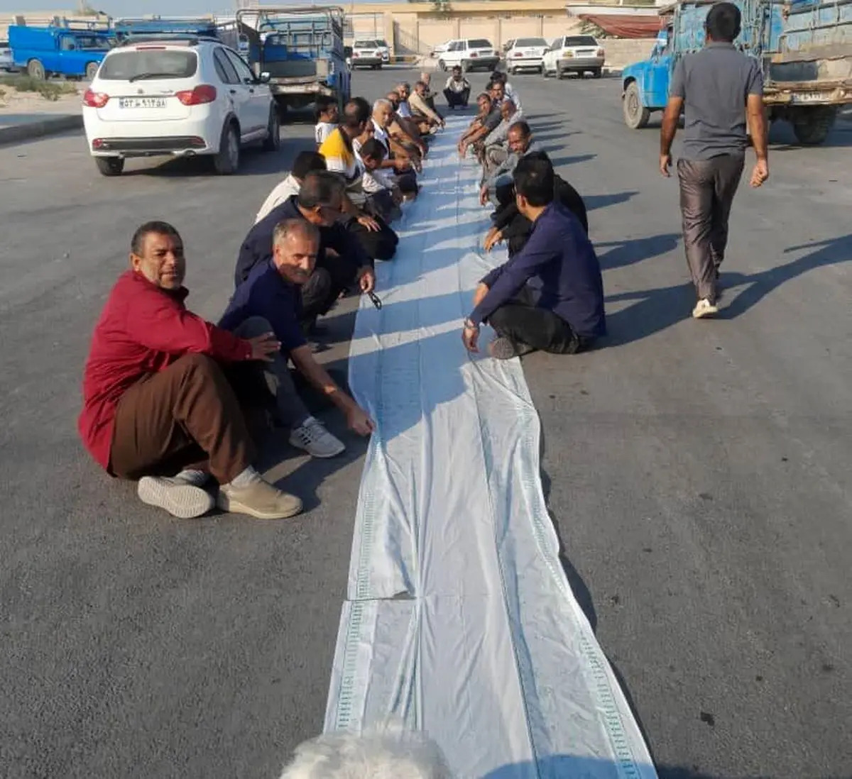 کارگران و رانندگان بندر دیر از افزایش مالیات انتقاد کرد