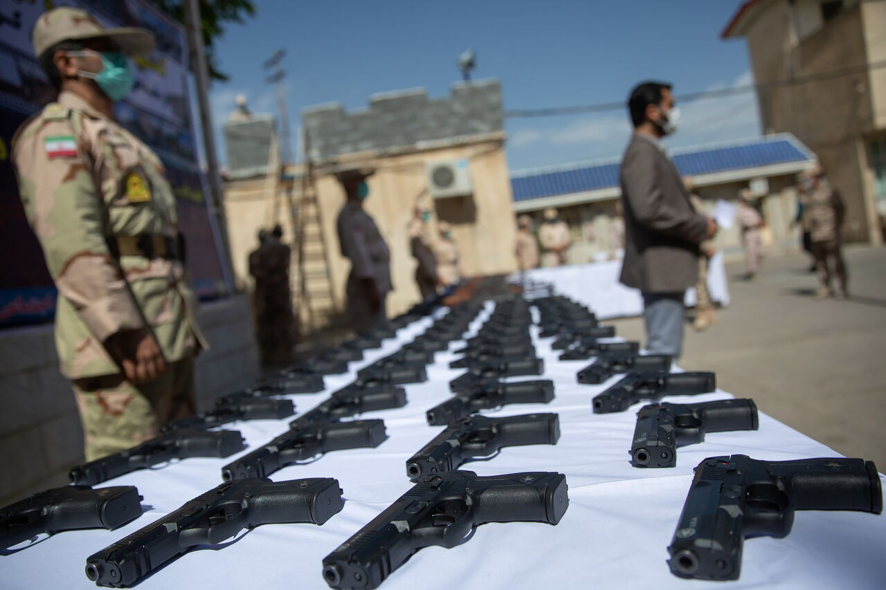 فرمانده مرزبانی فراجا از کشف ۵۵ قبضه سلاح جنگی در مرزهای شمال غربی خبر داد