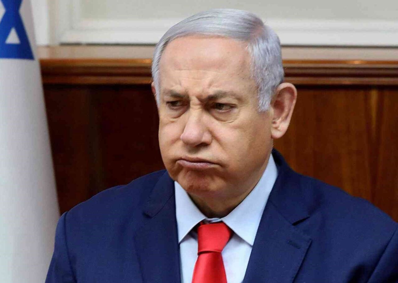 نخستوزیر پیشین رژیم صهیونیستی: نتانیاهو به عروسک آمریکا تبدیل شده است