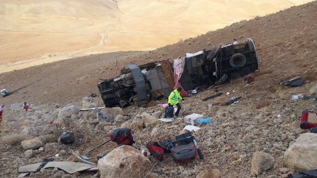 ۳۲ مصدوم حادثه واژگونی اتوبوس در جاده هراز امدادرسانی شدند
