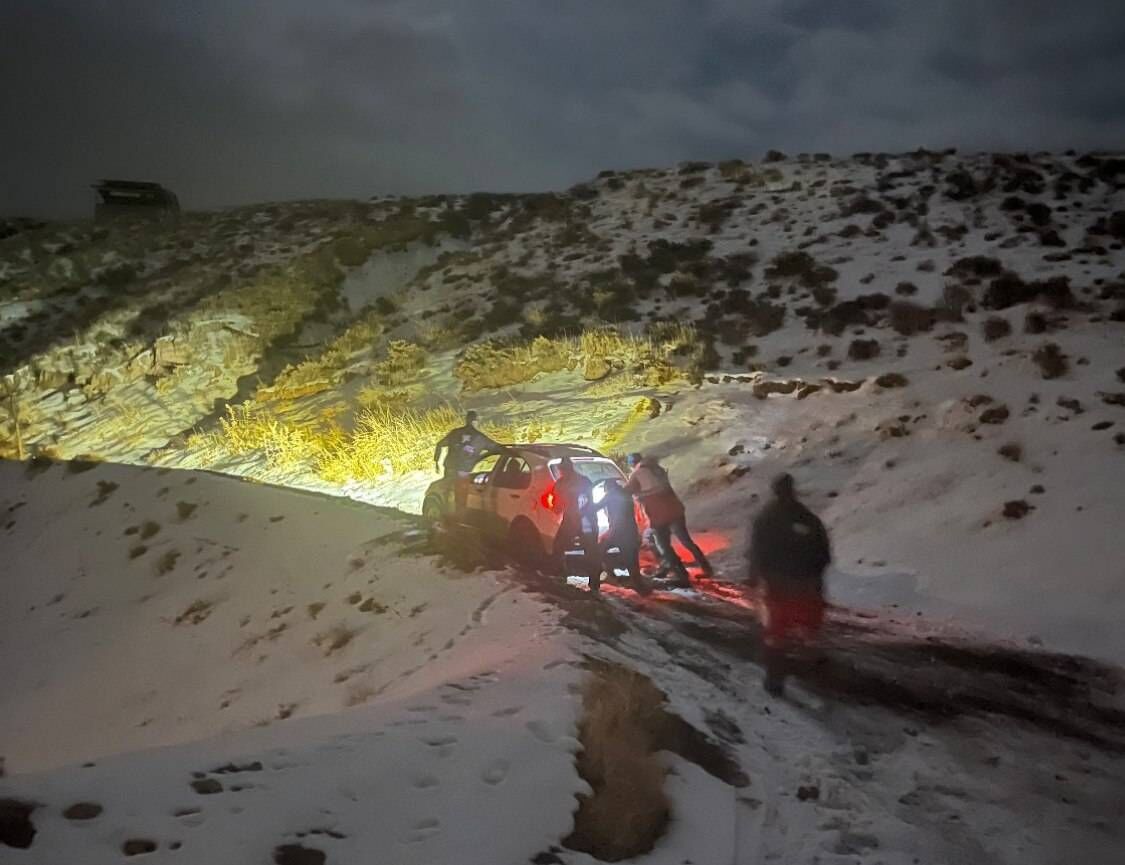 نجات ۹ سرنشین گرفتار در برف طالقان توسط امدادگران هلال‌احمر