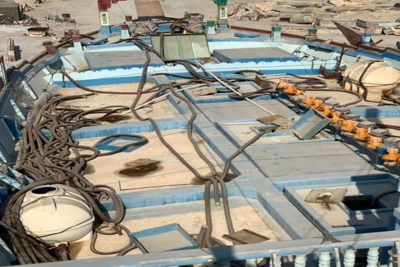 توقیف یک فروند شناور حامل تجهیزات رادیویی در آب‌های بندر ماهشهر