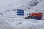 برف سنگین راه‌های روستایی بلده مازندران را بست