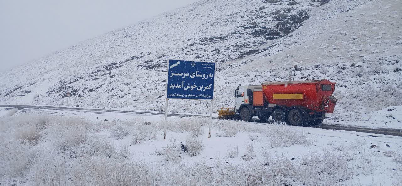 برف سنگین راه‌های روستایی بلده مازندران را بست
