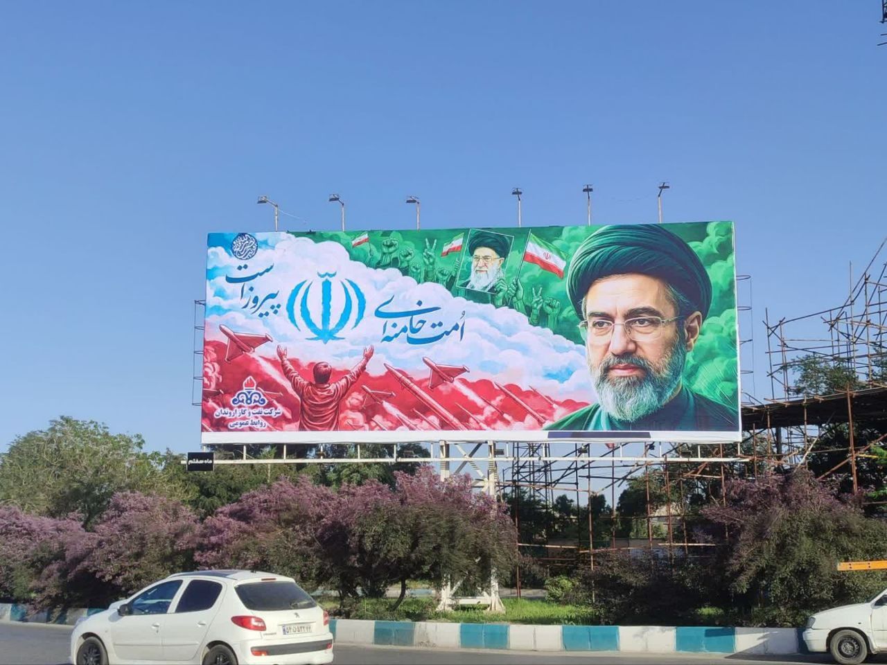 رونمایی از دیوارنگاره “امت خامنه‌ای پیروز است” توسط روابط عمومی شرکت نفت و گاز اروندان/ نمایش اتحاد ملی،‌ مقاومت و اقتدار کشور در دیوارنگاره اروندان