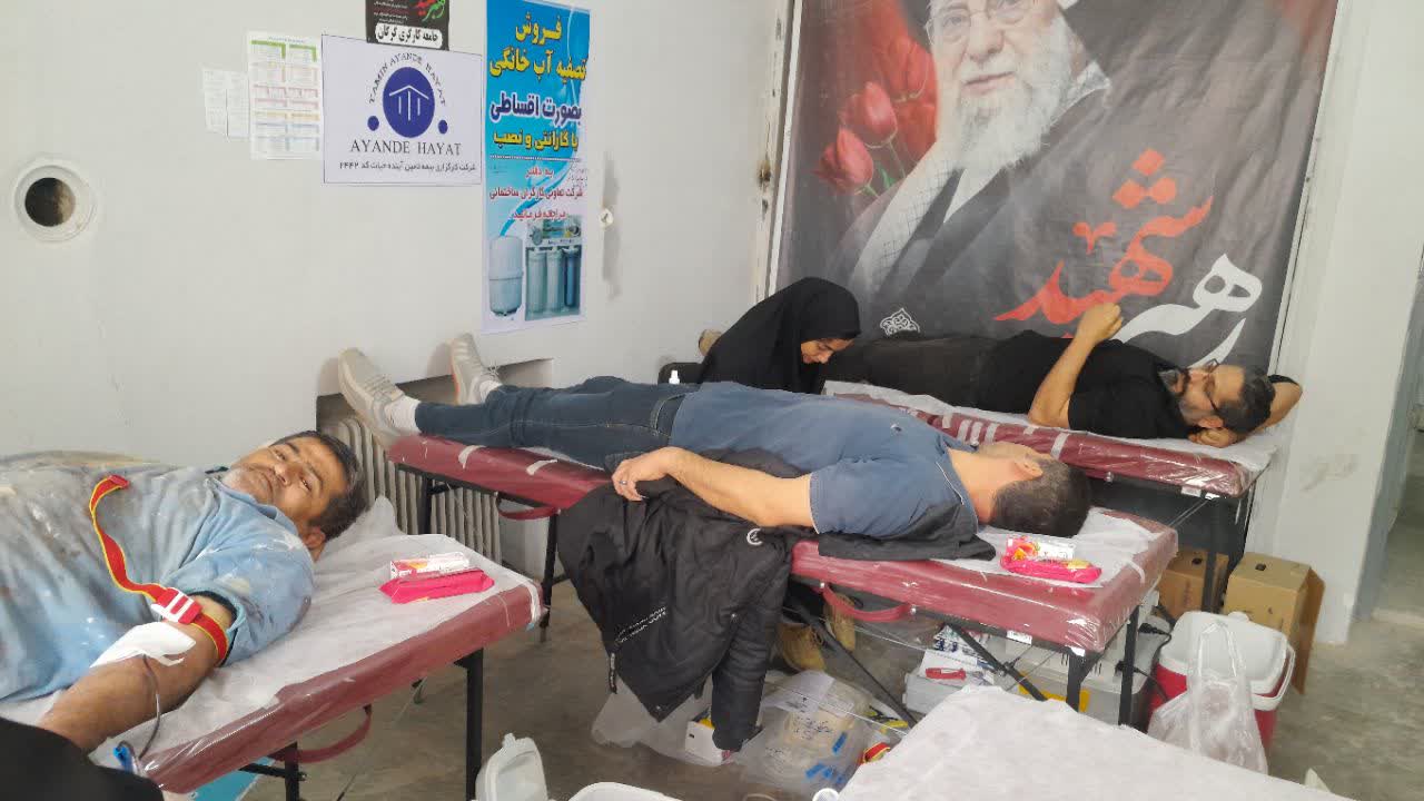 اهدای خون توسط مسئولان و استادکاران انجمن صنفی ساختمانی گرگان در هفته کار و کارگر